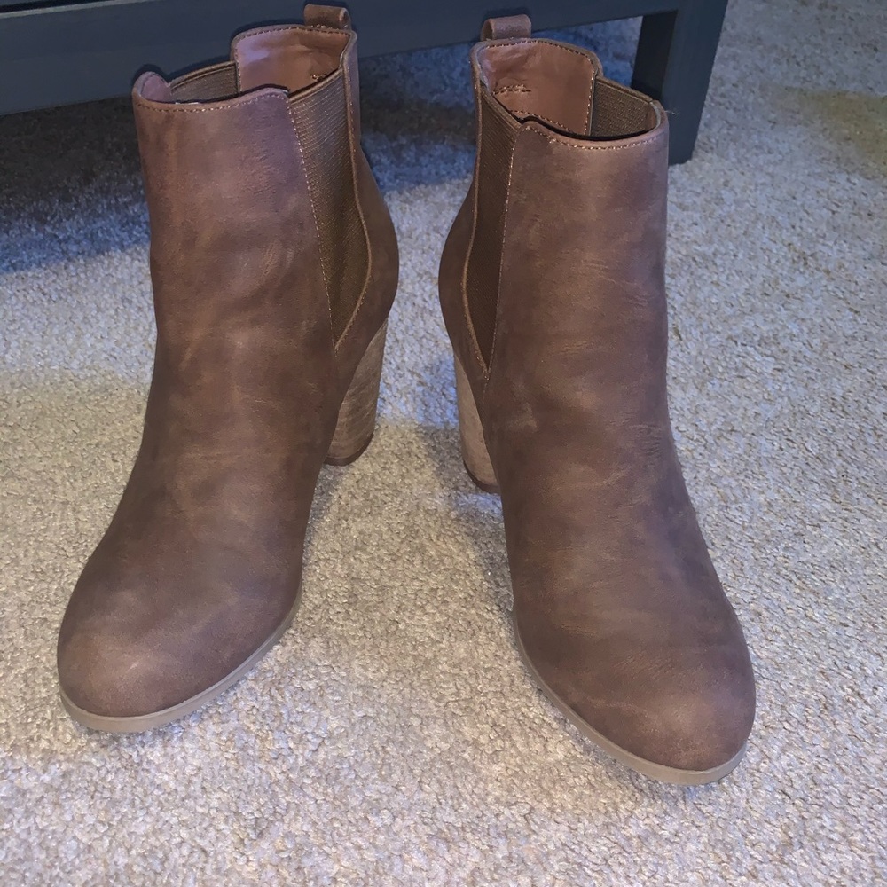 Madden Girls size 7 ankle booties